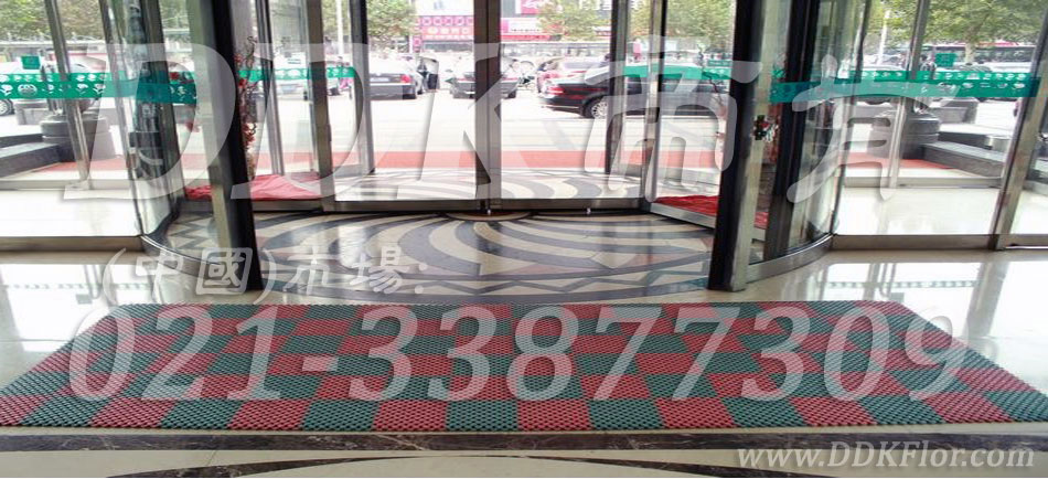 紅綠色，賓館旋轉(zhuǎn)門入口通道地面防滑鋪設(shè)材料樣板圖片,帝肯(DDK)_8200_900效果圖,塑料門墊,塑膠門墊,大門腳墊,模塊拼接式門墊,腳墊門墊,自動門地墊,進門地墊,進門腳墊,透水地墊,門前地墊,門前墊,門廳地毯,門廳地墊 ,門前腳墊,門廳腳墊,門前毯,門口地墊,門口地毯,門口防滑地墊,門口防滑地膠,門口防滑墊,門口腳墊,門口腳踏墊,門墊地墊,門墊,防滑門墊,入口防滑墊,入口防水地墊,出入口地墊