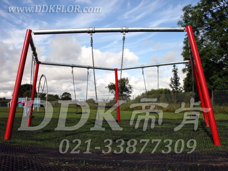 兒童健身游戲秋千區(qū)_草坪地面_黑色鋪裝樣板圖片，帝肯(DDK)_400_222效果圖，草坪保護(hù)墊