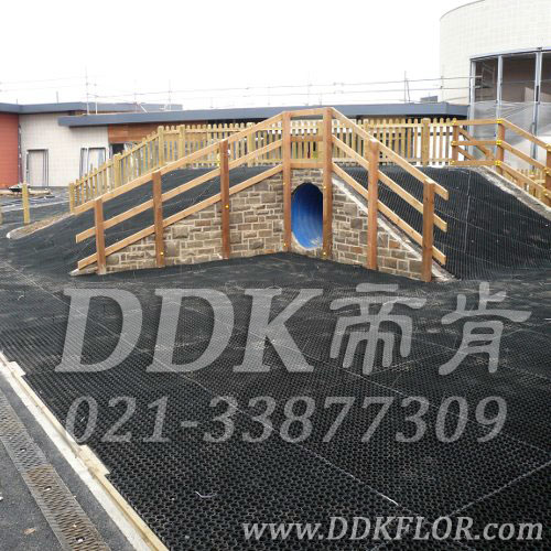 游樂主題區(qū)_戶外地面防摔_黑色鋪裝樣板圖片，帝肯(DDK)_400_222效果圖，戶外地毯,室外地毯,橡膠地毯