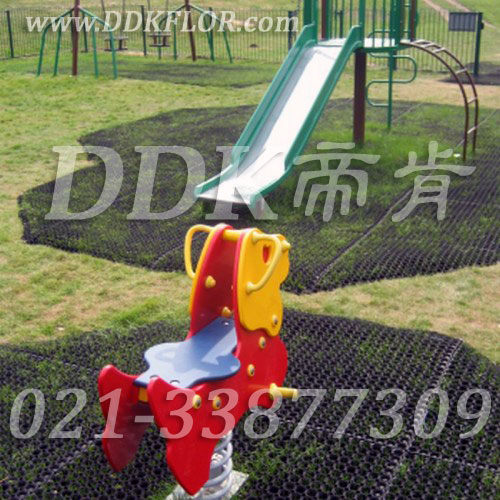 兒童滑梯游戲區(qū)草坪地面安全防護(hù)_黑色鋪裝樣板圖片，帝肯(DDK)_400_222效果圖，草坪保護(hù)墊,室外地膠,幼兒園室外地墊,幼兒園室外地膠,室外地毯,戶外網(wǎng)狀橡膠墊,戶外地膠,戶外地毯,戶外防滑墊,幼兒園地面防滑墊,幼兒園戶外地墊,幼兒園戶外地板,室外地墊
