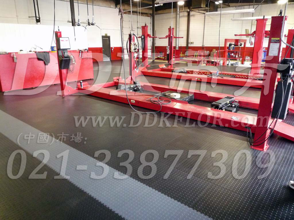 深灰_汽修廠舉升機地面防滑耐壓地板鋪設(shè)樣板圖片,帝肯(DDK)_2000_9979(工業(yè)廠房車間地面材料)效果圖,維修車間地板,安全通道用地板,工業(yè)pvc地板,pvc工業(yè)地板,工業(yè)地板磚,工業(yè)地板,工業(yè)地板膠,工業(yè)地膠,工業(yè)塑膠地板,工業(yè)橡膠地板,工業(yè)防滑墊,pvc承重地板,耐重壓地板,工廠車間地膠,工廠車間地板革,車間pvc地板,車間塑膠地板,車間用地板膠,車間地板磚,車間地板,車間防砸地板,車間地膠墊,車間地面膠皮,倉庫防潮地膠,倉庫地板,防潮地板,防潮板,塑料拼裝地板,塑料拼接地板,塑料橡膠地毯,塑料地板