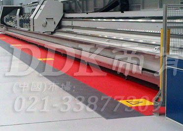 紅+灰_機床走道地面防滑地板材料鋪設(shè)樣板圖片,帝肯(DDK)_2000_9979(工業(yè)廠房車間地面材料)效果圖,維修車間地板,安全通道用地板,工業(yè)pvc地板,pvc工業(yè)地板,工業(yè)地板磚,工業(yè)地板,工業(yè)地板膠,工業(yè)地膠,工業(yè)塑膠地板,工業(yè)橡膠地板,工業(yè)防滑墊,pvc承重地板,耐重壓地板,工廠車間地膠,工廠車間地板革,車間pvc地板,車間塑膠地板,車間用地板膠,車間地板磚,車間地板,車間防砸地板,車間地膠墊,車間地面膠皮,倉庫防潮地膠,倉庫地板,防潮地板,防潮板,塑料拼裝地板,塑料拼接地板,塑料橡膠地毯,塑料地板