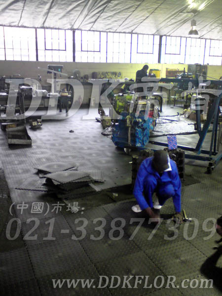 維修機械設(shè)備的地方想用耐油、耐砸、易清潔的地面材料是什么樣??？