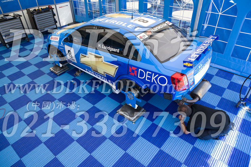 深藍(lán)+淺藍(lán)（2）_雪佛蘭汽車維修車間地板樣板圖片,帝肯(DDK)_7000_9979（維修車間地面材料）效果圖，pe戶外地板,pp防滑墊,塑料拼接地板,塑料拼裝地板,室外拼接地墊,室外鏤空拼裝地板,拼接地板,拼接式地墊,拼裝地墊,拼接式防滑墊,拼裝地板,拼裝地膠,模塊拼接式門墊,PVC拼接地墊,維修車間地板,車展地膠,車庫(kù)地板,車庫(kù)地墊,車庫(kù)地膠,車用防滑墊,車展地板,停車場(chǎng)防滑墊