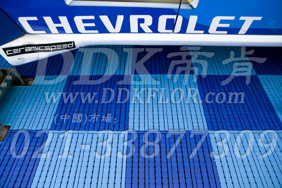深藍(lán)+淺藍(lán)（3）_雪佛蘭汽車維修車間地板樣板圖片,帝肯(DDK)_7000_9979（維修車間地面材料）效果圖，pe戶外地板,pp防滑墊,塑料拼接地板,塑料拼裝地板,室外拼接地墊,室外鏤空拼裝地板,拼接地板,拼接式地墊,拼裝地墊,拼接式防滑墊,拼裝地板,拼裝地膠,模塊拼接式門墊,PVC拼接地墊,維修車間地板,車展地膠,車庫(kù)地板,車庫(kù)地墊,車庫(kù)地膠,車用防滑墊,車展地板,停車場(chǎng)防滑墊