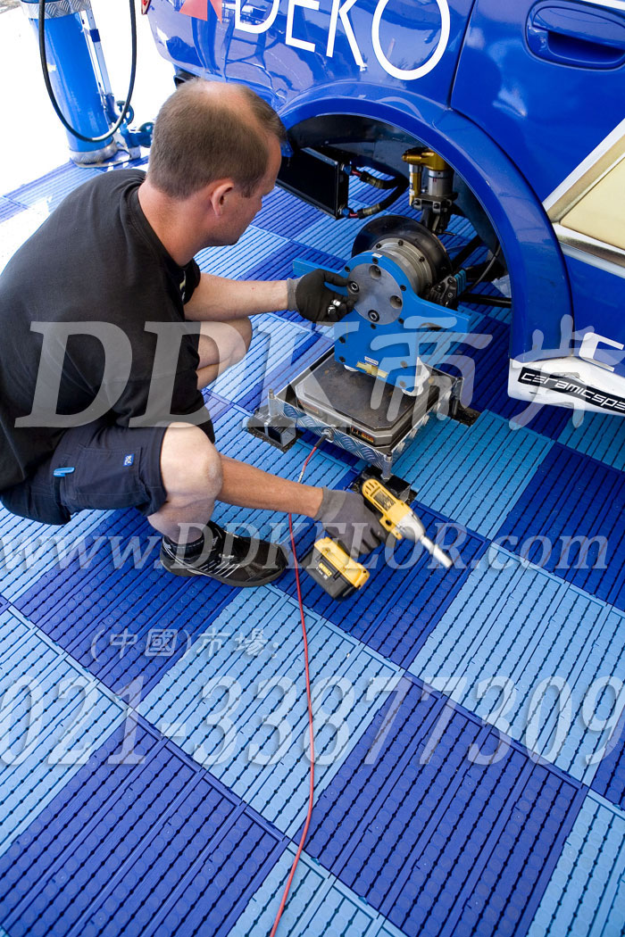 深藍(lán)+淺藍(lán)（7）_雪佛蘭汽車(chē)維修車(chē)間地板樣板圖片,帝肯(DDK)_7000_9979（維修車(chē)間地面材料）效果圖，pe戶外地板,pp防滑墊,塑料拼接地板,塑料拼裝地板,室外拼接地墊,室外鏤空拼裝地板,拼接地板,拼接式地墊,拼裝地墊,拼接式防滑墊,拼裝地板,拼裝地膠,模塊拼接式門(mén)墊,PVC拼接地墊,維修車(chē)間地板,車(chē)展地膠,車(chē)庫(kù)地板,車(chē)庫(kù)地墊,車(chē)庫(kù)地膠,車(chē)用防滑墊,車(chē)展地板,停車(chē)場(chǎng)防滑墊