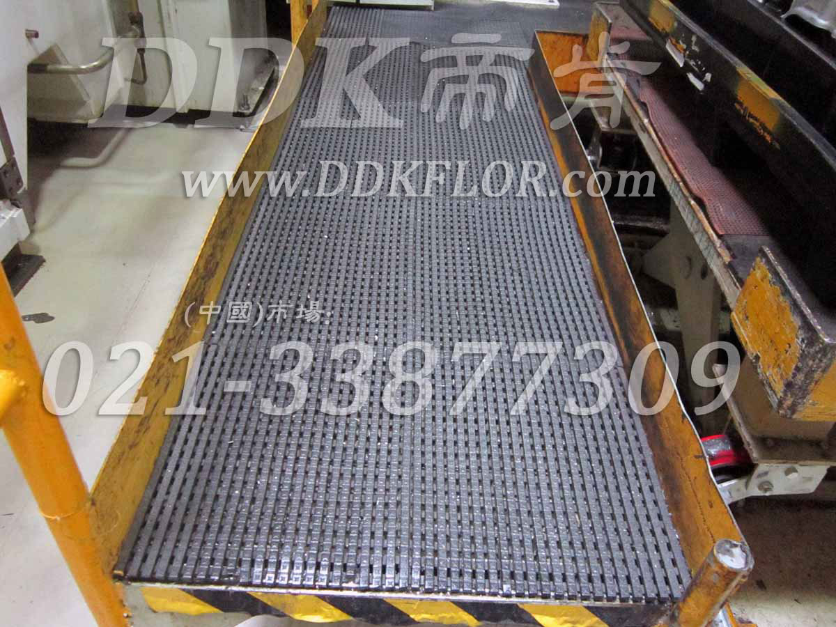 灰色_車間地面防壓耐磨耐油材料鋪設(shè)樣板圖片,帝肯(DDK)_9900__9979（工廠倉庫車間地面材料）效果圖，工業(yè)用格柵地墊,柵格地墊,耐油地墊,耐油膠墊,耐油防滑地墊,耐油防滑墊,耐油耐水地墊,重型防滑耐油墊,工業(yè)耐油地墊,耐壓地板,耐壓耐磨地毯,耐重壓地墊,耐重壓地板,抗壓地墊,抗壓地板,pvc承重地板,車間防滑地墊,車間防滑墊,車間防砸地板,工廠防滑地墊,工廠防滑墊
