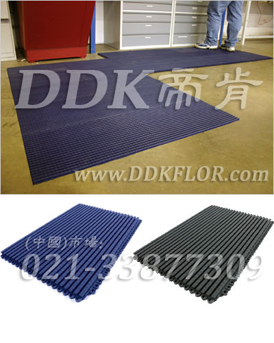 藍(lán)色_走道防滑地板鋪裝樣板圖片,帝肯(DDK)_9900__9979（工廠倉庫車間地面材料）效果圖，通道地毯,安全通道用地板,工業(yè)用格柵地墊,柵格地墊,耐油地墊,耐油膠墊,耐油防滑地墊,耐油防滑墊,耐油耐水地墊,重型防滑耐油墊,工業(yè)耐油地墊,耐壓地板,耐壓耐磨地毯,耐重壓地墊,耐重壓地板,抗壓地墊,抗壓地板,pvc承重地板,車間防滑地墊,車間防滑墊,車間防砸地板,工廠防滑地墊,工廠防滑墊