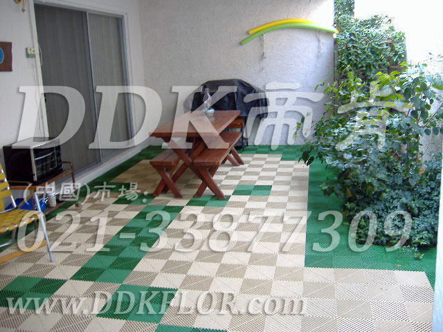 綠+灰_別墅花園地面材料鋪設(shè)樣板圖片,帝肯(DDK)_8100_T550（室外花園地面材料）效果圖，戶外地磚,戶外地板,戶外花園地磚,pvc戶外地板,塑料戶外地板,幼兒園戶外地墊,幼兒園戶外地板,戶外地墊,戶外地毯,戶外地膠,戶外塑料地板,戶外塑膠地毯,戶外花園地板,戶外草坪地墊,戶外防滑墊,花園戶外地板,陽臺戶外地板,入戶花園地板,入戶花園地面,室外花園地磚,花園地板磚,露臺花園裝修,室外地板膠,室外地磚,室外地膠,室外塑料地板,室外塑膠地板,室外鏤空拼裝地板,室外防水地板,室外防滑地墊,室外生態(tài)地板,室外環(huán)保地板,室外防腐地板,室外陽臺地板,室外陽臺磚,室外露臺地磚,室外露臺裝修,幼兒園室外地膠