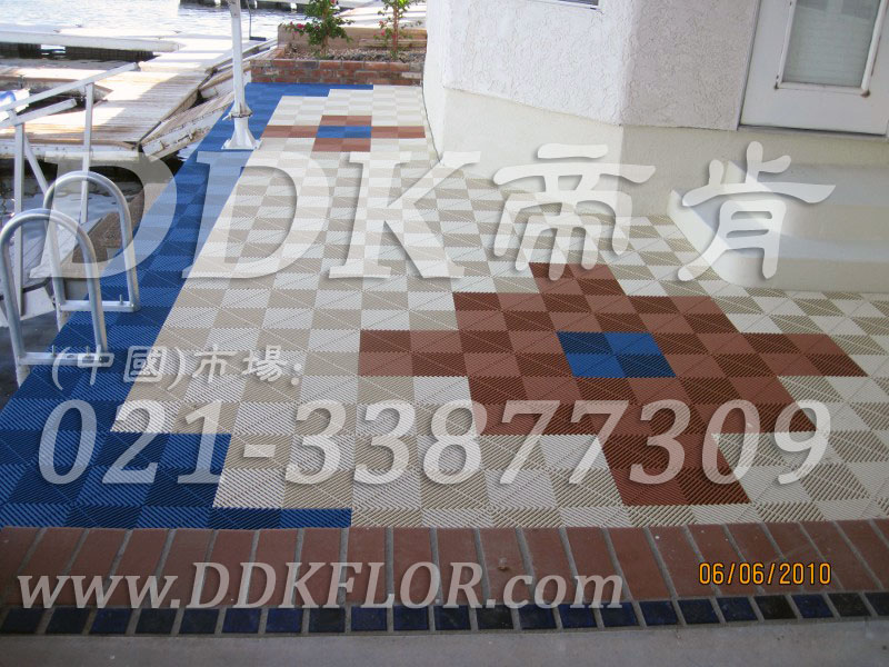 室外水岸邊_藍(lán)白咖啡色相拼_地面防滑塑膠地磚材料樣板圖片,帝肯(DDK)_8100_T550（室外花園地面材料）效果圖，戶外地磚,戶外地板,戶外花園地磚,pvc戶外地板,塑料戶外地板,幼兒園戶外地墊,幼兒園戶外地板,戶外地墊,戶外地毯,戶外地膠,戶外塑料地板,戶外塑膠地毯,戶外花園地板,戶外草坪地墊,戶外防滑墊,花園戶外地板,陽臺戶外地板,入戶花園地板,入戶花園地面,室外花園地磚,花園地板磚,露臺花園裝修,室外地板膠,室外地磚,室外地膠,室外塑料地板,室外塑膠地板,室外鏤空拼裝地板,室外防水地板,室外防滑地墊,室外生態(tài)地板,室外環(huán)保地板,室外防腐地板,室外陽臺地板,室外陽臺磚,室外露臺地磚,室外露臺裝修,幼兒園室外地膠