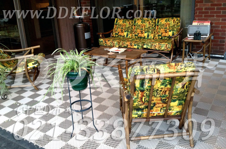 白色_室外花園露臺地面鋪裝材料樣板圖片,帝肯(DDK)_8100_T550（室外花園地面材料）效果圖，戶外地磚,戶外地板,戶外花園地磚,pvc戶外地板,塑料戶外地板,幼兒園戶外地墊,幼兒園戶外地板,戶外地墊,戶外地毯,戶外地膠,戶外塑料地板,戶外塑膠地毯,戶外花園地板,戶外草坪地墊,戶外防滑墊,花園戶外地板,陽臺戶外地板,入戶花園地板,入戶花園地面,室外花園地磚,花園地板磚,露臺花園裝修,室外地板膠,室外地磚,室外地膠,室外塑料地板,室外塑膠地板,室外鏤空拼裝地板,室外防水地板,室外防滑地墊,室外生態(tài)地板,室外環(huán)保地板,室外防腐地板,室外陽臺地板,室外陽臺磚,室外露臺地磚,室外露臺裝修,幼兒園室外地膠