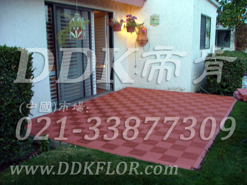 紅磚色（2）_別墅室外花園地面鋪裝樣板圖片,帝肯(DDK)_8100_T550（室外花園地面材料）效果圖，戶外地磚,戶外地板,戶外花園地磚,pvc戶外地板,塑料戶外地板,幼兒園戶外地墊,幼兒園戶外地板,戶外地墊,戶外地毯,戶外地膠,戶外塑料地板,戶外塑膠地毯,戶外花園地板,戶外草坪地墊,戶外防滑墊,花園戶外地板,陽臺戶外地板,入戶花園地板,入戶花園地面,室外花園地磚,花園地板磚,露臺花園裝修,室外地板膠,室外地磚,室外地膠,室外塑料地板,室外塑膠地板,室外鏤空拼裝地板,室外防水地板,室外防滑地墊,室外生態(tài)地板,室外環(huán)保地板,室外防腐地板,室外陽臺地板,室外陽臺磚,室外露臺地磚,室外露臺裝修,幼兒園室外地膠
