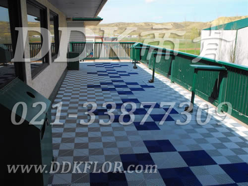 灰白色+藍(lán)色_露臺(tái)地面處理材料鋪裝圖樣板圖片,帝肯(DDK)_8100_T500（露天陽臺(tái)地面材料）效果圖,別墅陽臺(tái)地板,別墅陽臺(tái)裝修,室外陽臺(tái)地板,室外陽臺(tái)磚,室外露臺(tái)地磚,室外露臺(tái)裝修,舞臺(tái)地板,陽臺(tái)地板磚,陽臺(tái)地磚裝修,陽臺(tái)戶外地板,陽臺(tái)拼裝地板,陽臺(tái)裝修,露臺(tái)地板,露臺(tái)地磚,露臺(tái)地面裝修,露臺(tái)拼接地板,露臺(tái)花園裝修,露臺(tái)防滑地板,露臺(tái)防滑地磚,頂樓露臺(tái)裝修,室外生態(tài)地板,室外環(huán)保地板,室外防腐地板