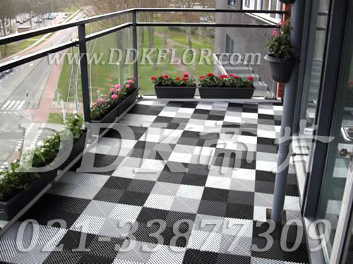 黑色+灰白色組合鋪地_室外陽臺(tái)地磚效果圖樣板圖片,帝肯(DDK)_8100_T500（露天陽臺(tái)地面材料）效果圖,別墅陽臺(tái)地板,別墅陽臺(tái)裝修,室外陽臺(tái)地板,室外陽臺(tái)磚,室外露臺(tái)地磚,室外露臺(tái)裝修,舞臺(tái)地板,陽臺(tái)地板磚,陽臺(tái)地磚裝修,陽臺(tái)戶外地板,陽臺(tái)拼裝地板,陽臺(tái)裝修,露臺(tái)地板,露臺(tái)地磚,露臺(tái)地面裝修,露臺(tái)拼接地板,露臺(tái)花園裝修,露臺(tái)防滑地板,露臺(tái)防滑地磚,頂樓露臺(tái)裝修,室外生態(tài)地板,室外環(huán)保地板,室外防腐地板