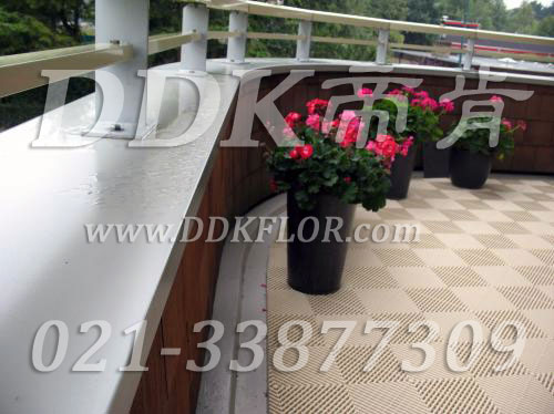 淡色卡其地面鋪裝_露臺(tái)地面鋪設(shè)樣板圖片,帝肯(DDK)_8100_T500（露天陽臺(tái)地面材料）效果圖,別墅陽臺(tái)地板,別墅陽臺(tái)裝修,室外陽臺(tái)地板,室外陽臺(tái)磚,室外露臺(tái)地磚,室外露臺(tái)裝修,舞臺(tái)地板,陽臺(tái)地板磚,陽臺(tái)地磚裝修,陽臺(tái)戶外地板,陽臺(tái)拼裝地板,陽臺(tái)裝修,露臺(tái)地板,露臺(tái)地磚,露臺(tái)地面裝修,露臺(tái)拼接地板,露臺(tái)花園裝修,露臺(tái)防滑地板,露臺(tái)防滑地磚,頂樓露臺(tái)裝修,室外生態(tài)地板,室外環(huán)保地板,室外防腐地板