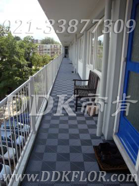 灰色_可拼式(4)_露天走廊地面用新型地板樣板圖片,帝肯(DDK)_8100_T500(露天陽(yáng)臺(tái)地面材料)效果圖, 灰色_可拼式(4)_露天走廊地面用新型地板樣板圖片,帝肯(DDK)_8100_T500(露天陽(yáng)臺(tái)地面材料)效果圖,走廊地板,走廊防滑墊,別墅陽(yáng)臺(tái)地板,別墅陽(yáng)臺(tái)裝修,室外陽(yáng)臺(tái)地板,室外陽(yáng)臺(tái)磚,室外露臺(tái)地磚,室外露臺(tái)裝修,舞臺(tái)地板,陽(yáng)臺(tái)地板磚,陽(yáng)臺(tái)地磚裝修,陽(yáng)臺(tái)戶外地板,陽(yáng)臺(tái)拼裝地板,陽(yáng)臺(tái)裝修,露臺(tái)地板,露臺(tái)地磚,露臺(tái)地面裝修,露臺(tái)拼接地板,露臺(tái)花園裝修,露臺(tái)防滑地板,露臺(tái)防滑地磚,頂樓露臺(tái)裝修,室外生態(tài)地板,室外環(huán)保地板,室外防腐地板