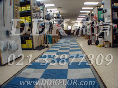 藍(lán)色+灰白色（2）_組合安裝_車間安全通道地面防滑材料樣板圖片,帝肯(DDK)_8100_9979（工廠地面材料）效果圖,維修車間地板,車間塑料防滑墊,車間用地板膠,車間防滑地墊,車間防滑墊,車間防砸地板,車間地墊,通道防滑墊,安全通道用地板,倉庫防潮地膠,地面防滑墊,塑膠防滑墊,塑膠防滑地墊,多功能移動(dòng)地板,室外地墊,室外地板膠,室外拼接地墊,室外防滑墊,室外防滑透水墊,工業(yè)走道地墊,工業(yè)耐油地墊,拼接式地墊,拼接地板,抗壓地墊,抗壓地板,模塊地板,排水地板,排水地墊,柵格地墊,拼裝地膠,拼裝地板,拼裝地墊,拼接式防滑墊,排水防滑墊,漏水地墊,漏水地膠,漏水防滑墊,甲板防滑墊,疏水板,疏水地墊,疏水防滑墊,疏水墊,網(wǎng)格地板,網(wǎng)格地墊,網(wǎng)格塑料地板墊,網(wǎng)格防滑墊,網(wǎng)格塑料墊,網(wǎng)狀防滑墊,耐壓地板,走廊地毯,走道地墊,耐磨地墊,耐油防滑墊,耐油防滑地墊,耐油耐水地墊,防潮地板磚,防潮地板,防潮地墊,防滑隔水墊,防潮板,防滑拼墊,防滑塑料地墊,透水防滑塑膠地墊,透水地板膠墊,透水地墊,隔水地板,隔水材料,耐重壓地板,耐重壓地墊,耐酸堿防腐蝕膠墊,耐磨地板,耐酸堿膠墊,耐酸堿地墊,耐酸堿pvc地板膠,耐磨防滑地板,耐磨地膠