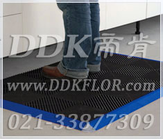 黑色+藍(lán)色框（4）_工廠車間環(huán)境工業(yè)耐磨抗壓防滑地面材料樣板圖片,帝肯(DDK)_8100_9979（工廠地面材料）效果圖,工廠車間地膠,維修車間地板,車間地墊,車間地板,車間地板磚,車間用地板膠,車間塑料防滑墊,車間地膠墊,車間防砸地板,車間防滑墊,車間防滑地墊,抗壓地板,抗壓地墊,耐壓地板,耐壓耐磨地毯,耐重壓地墊,防水地墊,透水地墊,透水地板膠墊,防水墊,防水地膠墊,防水防滑墊,防滑隔水墊,隔水地墊,隔水地板,隔水材料,疏水地墊,疏水板,疏水磚,疏水防滑墊,疏水防滑地墊,耐油耐水地墊,漏水防滑墊,漏水地膠,漏水地墊,疏水墊,排水地板,排水防滑墊,排水地墊,泄水型地板磚,pvc防水地墊,工業(yè)地墊,工業(yè)地板,工業(yè)地板膠,工業(yè)地磚,工業(yè)地膠,工廠走道地墊,工廠地墊,工業(yè)防滑墊,工業(yè)防滑地板,工業(yè)防滑地墊,工業(yè)走道地墊,工業(yè)耐油地墊,工業(yè)用格柵地墊,工廠用塑料地板,工廠地膠,工廠地板膠,工廠地板,工廠塑膠地板,pvc工業(yè)地板,廠房地板材料,廠房地膠,廠房防滑地膠,pvc承重地板,重型防滑耐油墊,塑料拼裝地板,塑料拼接地板,拼接式地墊,拼接地板,拼接式防滑墊,拼裝地墊,拼裝地板,拼裝地膠,防滑拼墊,耐酸堿地墊,耐酸堿防腐蝕膠墊,防酸堿地膠墊,網(wǎng)孔地墊,網(wǎng)格地板,網(wǎng)格防滑墊,網(wǎng)狀防滑墊,塑料網(wǎng)格扳,塑料網(wǎng)格防滑地墊,塑料防滑網(wǎng)格墊,防滑塑料網(wǎng)格