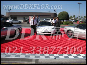 紅灰相間_戶外車(chē)展地面地膠鋪設(shè)材料樣板圖片,帝肯(DDK)_8100_680（展覽地面地板材料）效果圖,汽車(chē)展臺(tái),汽車(chē)展示地墊,車(chē)型展示板,車(chē)展地板,車(chē)展地膠,汽車(chē)展廳地板,會(huì)展地板,展會(huì)地板,展會(huì)地膠,展廳塑料格柵,可拼接展會(huì)塑膠地板,展銷(xiāo)會(huì)專(zhuān)用地板,草坪保護(hù)板,草坪地板,草坪專(zhuān)用蓋板