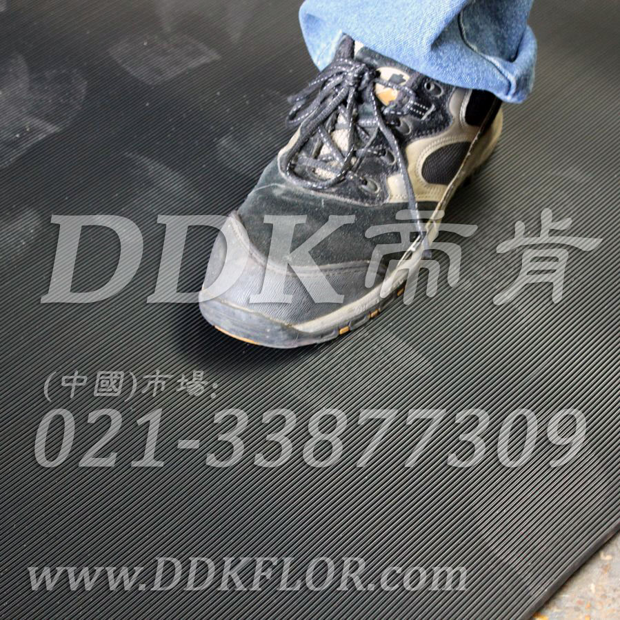 卷材黑色（2）_工廠車(chē)間用防滑耐磨地毯樣板圖片,帝肯(DDK)_S450_9979（工業(yè)車(chē)間地面防滑材料）效果圖,廠房地毯,廠房地膠,過(guò)道地毯,過(guò)道地墊,過(guò)道防滑墊,工廠車(chē)間地板革,維修車(chē)間地板,車(chē)間地墊,車(chē)間地毯,車(chē)間地膠墊,車(chē)間地面膠皮,車(chē)間塑料防滑墊,車(chē)間用地板膠,車(chē)間防滑地墊,車(chē)間防滑墊,車(chē)間防砸地板,工廠車(chē)間地膠,工業(yè)地毯,工業(yè)地膠,工業(yè)塑料地毯,工業(yè)地墊,工業(yè)地板膠,工業(yè)地板革,工業(yè)耐油地墊,工業(yè)走道地墊,工業(yè)防滑地毯,工業(yè)防滑墊,工廠地墊,工廠地毯,工廠地膠,工廠走道地墊,工業(yè)抗疲勞防滑墊,走道地墊,走道地毯,走道墊,塑料防滑地毯,橡膠地毯,耐壓耐磨地毯,走廊地毯,防滑地毯,防污地毯,防滑毯,防水地毯,防噪聲地毯,通道地毯,經(jīng)濟(jì)型抗疲勞地墊,抗疲勞腳墊,抗疲勞地毯,防疲勞地膠,防疲勞地毯,耐磨地膠,工廠用橡膠地墊,工廠防滑地墊,工廠防滑墊,pvc防滑地毯,pvc防滑地膠,PVC地毯,pvc地膠,pvc塑料地毯,pvc塑膠地毯,流水線地墊