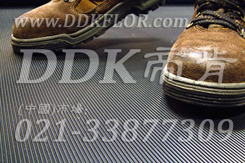 卷材黑色（8）_工廠車間用防滑耐磨地毯樣板圖片,帝肯(DDK)_S450_9979（工業(yè)車間地面防滑材料）效果圖,廠房地毯,廠房地膠,過道地毯,過道地墊,過道防滑墊,工廠車間地板革,維修車間地板,車間地墊,車間地毯,車間地膠墊,車間地面膠皮,車間塑料防滑墊,車間用地板膠,車間防滑地墊,車間防滑墊,車間防砸地板,工廠車間地膠,工業(yè)地毯,工業(yè)地膠,工業(yè)塑料地毯,工業(yè)地墊,工業(yè)地板膠,工業(yè)地板革,工業(yè)耐油地墊,工業(yè)走道地墊,工業(yè)防滑地毯,工業(yè)防滑墊,工廠地墊,工廠地毯,工廠地膠,工廠走道地墊,工業(yè)抗疲勞防滑墊,走道地墊,走道地毯,走道墊,塑料防滑地毯,橡膠地毯,耐壓耐磨地毯,走廊地毯,防滑地毯,防污地毯,防滑毯,防水地毯,防噪聲地毯,通道地毯,經(jīng)濟(jì)型抗疲勞地墊,抗疲勞腳墊,抗疲勞地毯,防疲勞地膠,防疲勞地毯,耐磨地膠,工廠用橡膠地墊,工廠防滑地墊,工廠防滑墊,pvc防滑地毯,pvc防滑地膠,PVC地毯,pvc地膠,pvc塑料地毯,pvc塑膠地毯,流水線地墊