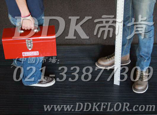 卷材黑色（17）_工廠車間用防滑耐磨地毯樣板圖片,帝肯(DDK)_S450_9979（工業(yè)車間地面防滑材料）效果圖,廠房地毯,廠房地膠,過道地毯,過道地墊,過道防滑墊,工廠車間地板革,維修車間地板,車間地墊,車間地毯,車間地膠墊,車間地面膠皮,車間塑料防滑墊,車間用地板膠,車間防滑地墊,車間防滑墊,車間防砸地板,工廠車間地膠,工業(yè)地毯,工業(yè)地膠,工業(yè)塑料地毯,工業(yè)地墊,工業(yè)地板膠,工業(yè)地板革,工業(yè)耐油地墊,工業(yè)走道地墊,工業(yè)防滑地毯,工業(yè)防滑墊,工廠地墊,工廠地毯,工廠地膠,工廠走道地墊,工業(yè)抗疲勞防滑墊,走道地墊,走道地毯,走道墊,塑料防滑地毯,橡膠地毯,耐壓耐磨地毯,走廊地毯,防滑地毯,防污地毯,防滑毯,防水地毯,防噪聲地毯,通道地毯,經濟型抗疲勞地墊,抗疲勞腳墊,抗疲勞地毯,防疲勞地膠,防疲勞地毯,耐磨地膠,工廠用橡膠地墊,工廠防滑地墊,工廠防滑墊,pvc防滑地毯,pvc防滑地膠,PVC地毯,pvc地膠,pvc塑料地毯,pvc塑膠地毯,流水線地墊