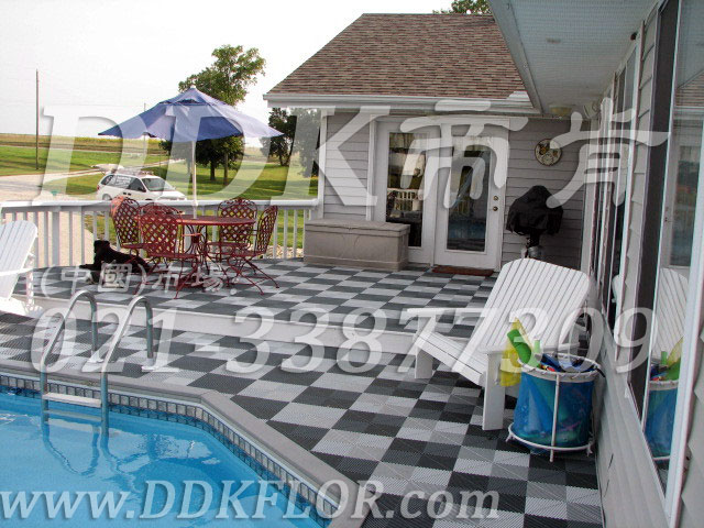 室外花園及泳池四周地面防滑塑膠地磚材料（4）_藍(lán)色灰白相拼組合樣板圖片,帝肯(DDK)_8100_339（游泳池防滑地磚材料）效果圖,入戶花園地板,入戶花園地面,戶外花園地板,戶外花園地磚,室外花園地磚,露臺花園裝修,花園地板磚,花園戶外地板,泳池地膠,泳池防滑地墊,泳池防滑地毯,游泳池防滑墊,游泳池防滑地膠,游泳池地墊