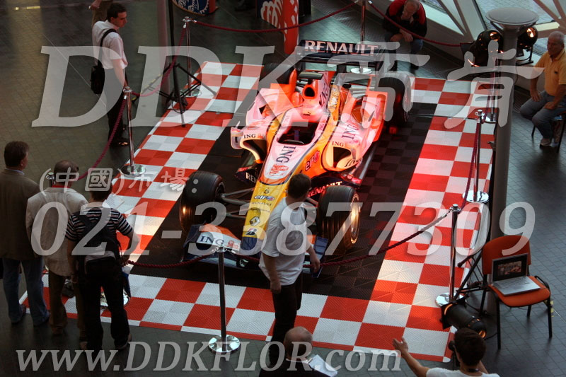 紅色+白色+黑色組合安裝(10)_展覽展會(huì)地面地板材料樣板圖片,帝肯(DDK)_8100_680(展覽地面地板材料)效果圖 紅色+白色+黑色組合安裝(10)_展覽展會(huì)地面地板材料樣板圖片,帝肯(DDK)_8100_680(展覽地面地板材料)效果圖,會(huì)展地板,可拼接展會(huì)塑膠地板,展會(huì)地板,展會(huì)地膠,展廳塑料格柵,展廳展車(chē)地墊,展臺(tái)地板,展銷(xiāo)會(huì)專(zhuān)用地板,汽車(chē)4s店卡扣展示板,汽車(chē)展廳地墊,汽車(chē)展廳地板,汽車(chē)展臺(tái),汽車(chē)展示地墊,車(chē)型展示板,車(chē)展地板,車(chē)展地膠