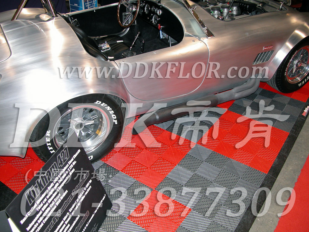 紅色+灰色組合安裝(12)_展覽展會(huì)地面地板材料樣板圖片,帝肯(DDK)_8100_680(展覽地面地板材料)效果圖 紅色+灰色組合安裝(12)_展覽展會(huì)地面地板材料樣板圖片,帝肯(DDK)_8100_680(展覽地面地板材料)效果圖,會(huì)展地板,可拼接展會(huì)塑膠地板,展會(huì)地板,展會(huì)地膠,展廳塑料格柵,展廳展車(chē)地墊,展臺(tái)地板,展銷(xiāo)會(huì)專(zhuān)用地板,汽車(chē)4s店卡扣展示板,汽車(chē)展廳地墊,汽車(chē)展廳地板,汽車(chē)展臺(tái),汽車(chē)展示地墊,車(chē)型展示板,車(chē)展地板,車(chē)展地膠