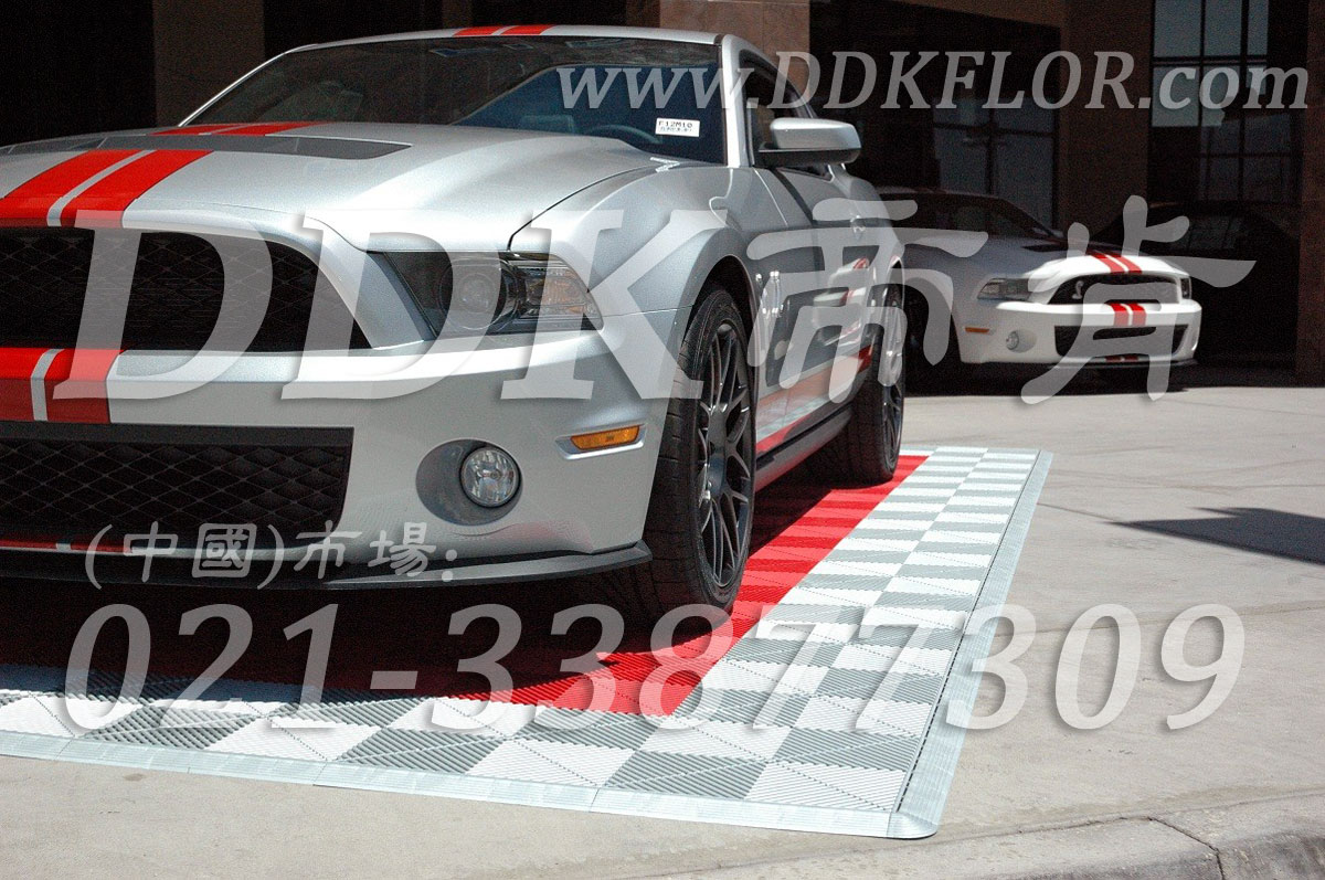 紅色+灰色組合安裝(13)_汽車展覽展會(huì)地面地板材料樣板圖片,帝肯(DDK)_8100_680(展覽地面地板材料)效果圖 紅色+灰色組合安裝(13)_汽車展覽展會(huì)地面地板材料樣板圖片,帝肯(DDK)_8100_680(展覽地面地板材料)效果圖,會(huì)展地板,可拼接展會(huì)塑膠地板,展會(huì)地板,展會(huì)地膠,展廳塑料格柵,展廳展車地墊,展臺(tái)地板,展銷會(huì)專用地板,汽車4s店卡扣展示板,汽車展廳地墊,汽車展廳地板,汽車展臺(tái),汽車展示地墊,車型展示板,車展地板,車展地膠