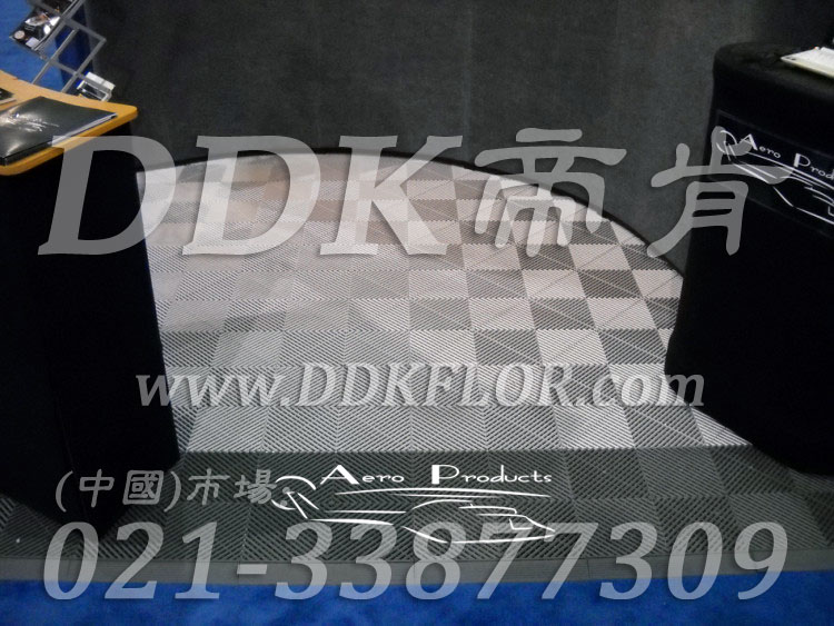 淺灰組合安裝(31)_展覽展銷(xiāo)會(huì)活動(dòng)接待區(qū)地面地板鋪裝材料樣板圖片,帝肯(DDK)_8100_680(展覽地面地板材料)效果圖, 淺灰組合安裝(31)_展覽展銷(xiāo)會(huì)活動(dòng)接待區(qū)地面地板鋪裝材料樣板圖片,帝肯(DDK)_8100_680(展覽地面地板材料)效果圖,會(huì)展地板,可拼接展會(huì)塑膠地板,展會(huì)地板,展會(huì)地膠,展廳塑料格柵,展廳展車(chē)地墊,展臺(tái)地板,展銷(xiāo)會(huì)專(zhuān)用地板