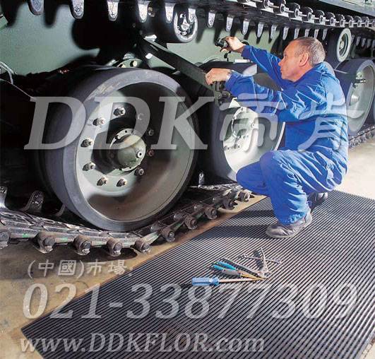 灰色_工廠車間工作區(qū)地面防滑防護(hù)網(wǎng)格毯（11）樣板圖片,帝肯(DDK)_1900_9979（工業(yè)地面鋪地材料）效果圖，工業(yè)地墊,工業(yè)地板膠,工業(yè)地板革,工業(yè)地毯,工業(yè)地膠,工業(yè)塑料地毯,工業(yè)塑膠地板,工業(yè)抗疲勞地墊,工業(yè)抗疲勞防滑墊,工業(yè)橡膠地板,工業(yè)用格柵地墊,工業(yè)耐油地墊,工業(yè)走道地墊,工業(yè)防滑地墊,工業(yè)防滑地毯,工業(yè)防滑墊,工廠地墊,工廠地板膠,工廠地毯,工廠地膠,工廠塑膠地板,工廠用橡膠地墊,工廠走道地墊,工廠用塑料地板,工廠車間地板革,工廠車間地膠,工廠防滑地墊,工廠防滑墊,帶孔防滑墊,多孔防滑地墊,多孔橡膠墊,耐油工業(yè)橡膠墊,車間地墊,車間防滑地墊,車間防滑墊,車間地面膠皮,車間地膠墊,車間地毯,車間塑料防滑墊,車間塑膠地板,抗疲勞地毯,抗疲勞墊,抗疲勞腳墊,疏水型抗疲勞地墊,經(jīng)濟(jì)型抗疲勞地墊,防疲勞墊,防疲勞地膠,防疲勞地毯,防疲勞地墊,防疲勞腳墊,廠房防滑地膠,廠房地板材料,廠房地膠,廠房地毯,z字型疏水墊,疏水防滑墊,漏水橡膠墊,漏水地膠,漏水防滑墊,耐油耐水地墊,茶水間防滑地墊,防水地毯,透水地墊,透水地板膠墊,隔水材料,疏水地毯,疏水地席