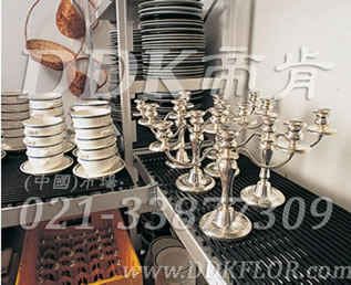 黑灰色_廚房器皿間層架防滑防護(hù)直紋網(wǎng)格毯（6）樣板圖片,帝肯(DDK)_1900_798（食堂餐廳廚房防滑材料）效果圖，臺(tái)墊,廚房地墊,廚房地毯,廚房地膠,廚房防滑地墊,廚房防滑地毯,廚房防滑地磚,廚房防滑墊,后廚用輸水墊,餐廳廚房專用地毯,餐廳防滑地墊,食堂專用防滑地毯,食堂用防滑地墊,食堂防滑墊,