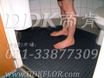 深灰色_淋浴地面防滑防護(hù)直紋網(wǎng)格毯（14）樣板圖片,帝肯(DDK)_1900_337（浴室及更衣間地面防滑材料）效果圖，浴室地墊,浴室地板,浴室地板磚,浴室地毯,浴室地磚,浴室墊,浴室防滑地墊,浴室防滑地磚,浴室防滑地膠,浴室防滑墊,浴室防滑疏水磚,浴池防滑地墊,浴池防滑墊,淋浴房防滑墊,衛(wèi)浴防滑墊,浴室pvc格柵地板