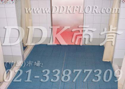 青綠色_桑拿浴池地面通道防滑防護(hù)直紋網(wǎng)格毯（16）樣板圖片,帝肯(DDK)_1900_337（浴室及更衣間地面防滑材料）效果圖，浴室地墊,浴室地板,浴室地板磚,浴室地毯,浴室地磚,浴室墊,浴室防滑地墊,浴室防滑地磚,浴室防滑地膠,浴室防滑墊,浴室防滑疏水磚,浴池防滑地墊,浴池防滑墊,淋浴房防滑墊,衛(wèi)浴防滑墊,浴室pvc格柵地板