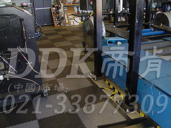 深灰色及淺灰相間色耐磨地板_車輛維修車間地面抗壓防滑材料鋪設(shè)樣板圖片,帝肯(DDK)_2000_9979(工業(yè)廠房車間地面材料)效果圖,維修車間地板,安全通道用地板,工業(yè)pvc地板,pvc工業(yè)地板,工業(yè)地板磚,工業(yè)地板,工業(yè)地板膠,工業(yè)地膠,工業(yè)塑膠地板,工業(yè)橡膠地板,工業(yè)防滑墊,pvc承重地板,耐重壓地板,工廠車間地膠,工廠車間地板革,車間pvc地板,車間塑膠地板,車間用地板膠,車間地板磚,車間地板,車間防砸地板,車間地膠墊,車間地面膠皮,倉(cāng)庫(kù)防潮地膠,倉(cāng)庫(kù)地板,防潮地板,防潮板,塑料拼裝地板,塑料拼接地板,塑料橡膠地毯,塑料地板