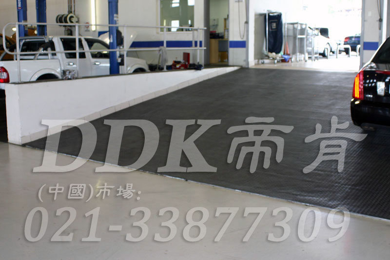 黑色防滑防油地面材料_汽修廠車間耐磨抗壓地板鋪裝（3）樣板圖片,帝肯(DDK)_2000_9979(工業(yè)廠房車間地面材料)效果圖,維修車間地板,安全通道用地板,工業(yè)pvc地板,pvc工業(yè)地板,工業(yè)地板磚,工業(yè)地板,工業(yè)地板膠,工業(yè)地膠,工業(yè)塑膠地板,工業(yè)橡膠地板,工業(yè)防滑墊,pvc承重地板,耐重壓地板,工廠車間地膠,工廠車間地板革,車間pvc地板,車間塑膠地板,車間用地板膠,車間地板磚,車間地板,車間防砸地板,車間地膠墊,車間地面膠皮,倉(cāng)庫(kù)防潮地膠,倉(cāng)庫(kù)地板,防潮地板,防潮板,塑料拼裝地板,塑料拼接地板,塑料橡膠地毯,塑料地板