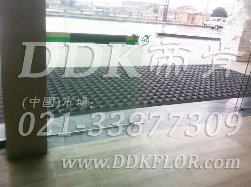 高級商用進門腳墊(3)_經典商務灰色樣板圖片,帝肯(DDK)_900_9000(LOTO|力拓)效果圖, 高級商用進門腳墊(3)_經典商務灰色樣板圖片,帝肯(DDK)_900_9000(LOTO|力拓)效果圖,三合一門口毯,三合一門墊,刮泥門墊,塑料門墊,大門腳墊,塑膠門墊,嵌入式門墊,廣告門墊,模塊拼接式門墊,橡膠門墊,腳墊門墊,自動門地墊,進門地墊,進門腳墊,門前地墊,門前墊,門前毯,門前腳墊,門廳地墊,門廳地毯,門廳腳墊,門廳除塵地墊,門口地墊,門口地毯,門口地面除塵刷,門口腳墊,門口腳踏墊,門口防塵地墊,門墊地毯,門墊地墊,門墊,門口除塵地墊,門口防滑墊,門口防滑地膠,門口防滑地墊,門口防塵墊,門口防塵地毯,防滑門墊,除塵門墊,除雪門墊,防塵門墊,pvc拼接式除塵墊,三合一防塵地墊,三合一防塵墊,三合一除塵墊,入口防塵地墊,刮泥除塵地墊,吸水吸塵地墊,防塵地墊,防塵地毯,防塵地膠墊,防塵墊,防塵防污地墊,防塵防滑地墊,除塵地墊,防滑除塵地墊,除塵腳墊,除塵墊,除塵地膠,除塵地毯,刮泥地墊,入口防水地墊,入口防滑墊,出入口地墊,PVC拼接地墊,室外拼接地墊,拼裝地墊,拼接式防滑墊,拼接式地墊,拼裝地膠,組合式地墊,模塊地墊