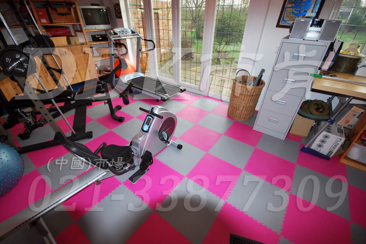 室內(nèi)健身房運(yùn)動(dòng)地面材料(4)_洋紅加灰色樣板圖片,帝肯(DDK)_2000_3020(健身房地面鋪裝材料)效果圖 室內(nèi)健身房運(yùn)動(dòng)地面材料(4)_洋紅加灰色樣板圖片,帝肯(DDK)_2000_3020(健身房地面鋪裝材料)效果圖,健身房pvc塑膠地板,健身房地墊,健身房地板,健身房地板膠,健身房地毯,健身房地膠,健身房橡膠地板,健身房防震地墊,運(yùn)動(dòng)地墊,運(yùn)動(dòng)地板,運(yùn)動(dòng)地膠