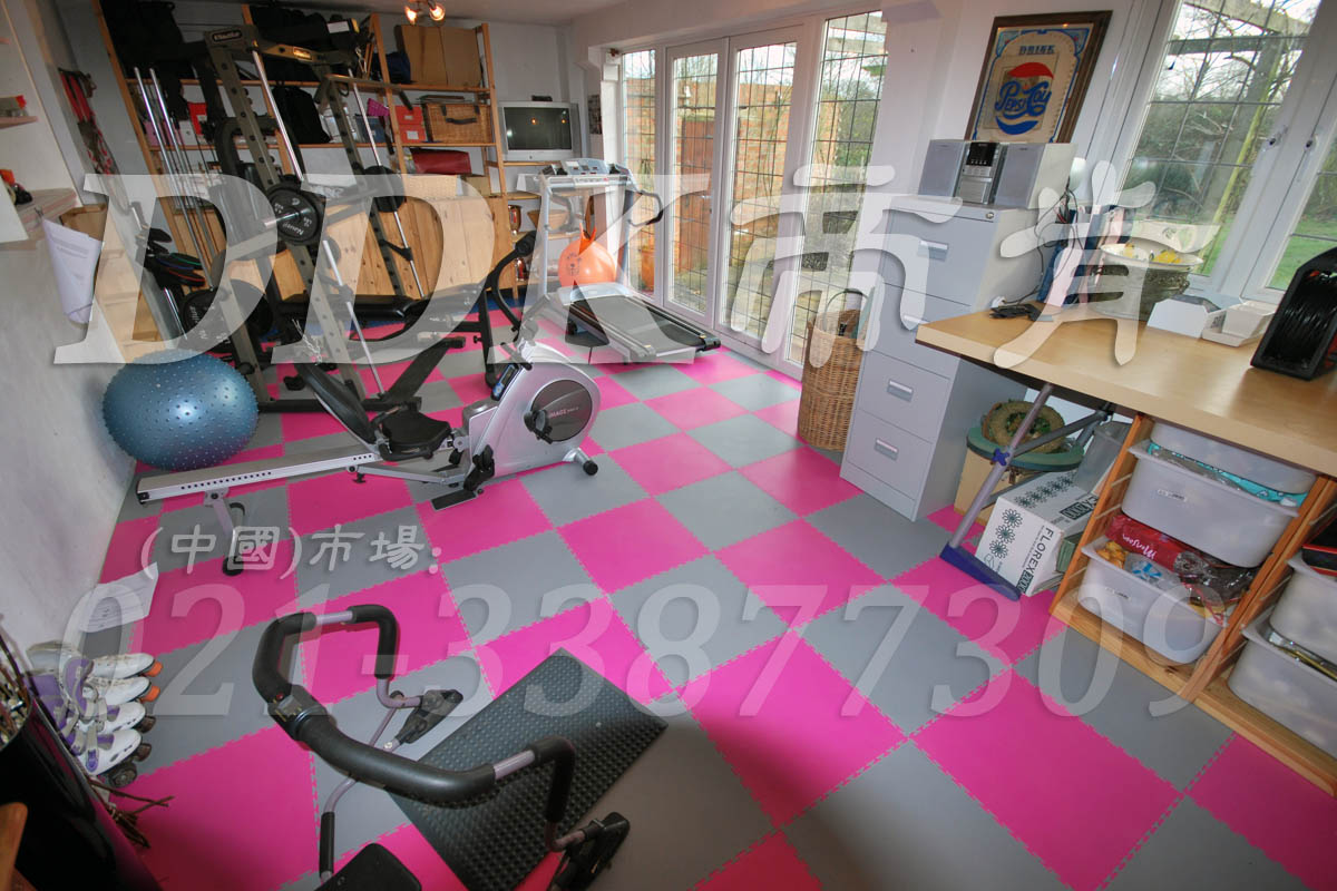 室內(nèi)健身房運(yùn)動(dòng)地面材料(5)_洋紅加灰色樣板圖片,帝肯(DDK)_2000_3020(健身房地面鋪裝材料)效果圖 室內(nèi)健身房運(yùn)動(dòng)地面材料(5)_洋紅加灰色樣板圖片,帝肯(DDK)_2000_3020(健身房地面鋪裝材料)效果圖,健身房pvc塑膠地板,健身房地墊,健身房地板,健身房地板膠,健身房地毯,健身房地膠,健身房橡膠地板,健身房防震地墊,運(yùn)動(dòng)地墊,運(yùn)動(dòng)地板,運(yùn)動(dòng)地膠