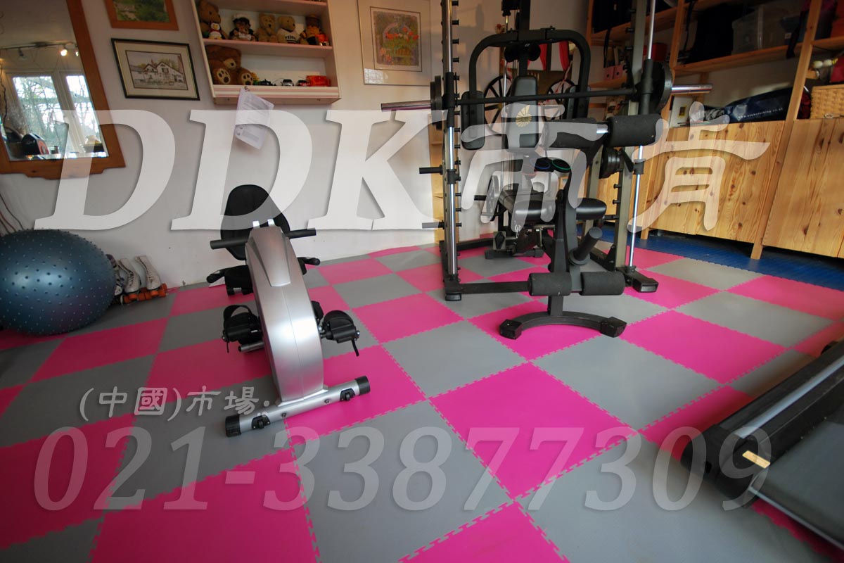 室內(nèi)健身房運(yùn)動(dòng)地面材料(6)_洋紅加灰色樣板圖片,帝肯(DDK)_2000_3020(健身房地面鋪裝材料)效果圖 室內(nèi)健身房運(yùn)動(dòng)地面材料(6)_洋紅加灰色樣板圖片,帝肯(DDK)_2000_3020(健身房地面鋪裝材料)效果圖,健身房pvc塑膠地板,健身房地墊,健身房地板,健身房地板膠,健身房地毯,健身房地膠,健身房橡膠地板,健身房防震地墊,運(yùn)動(dòng)地墊,運(yùn)動(dòng)地板,運(yùn)動(dòng)地膠