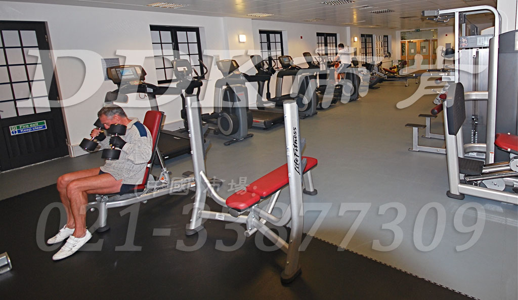 室內(nèi)健身房運(yùn)動(dòng)地面材料（14）_黑色加灰色樣板圖片,帝肯(DDK)_2000_3020（健身房地面鋪裝材料）效果圖,健身房pvc塑膠地板,健身房地墊,健身房地板,健身房地板膠,健身房地毯,健身房地膠,健身房橡膠地板,健身房防震地墊,運(yùn)動(dòng)地墊,運(yùn)動(dòng)地板,運(yùn)動(dòng)地膠