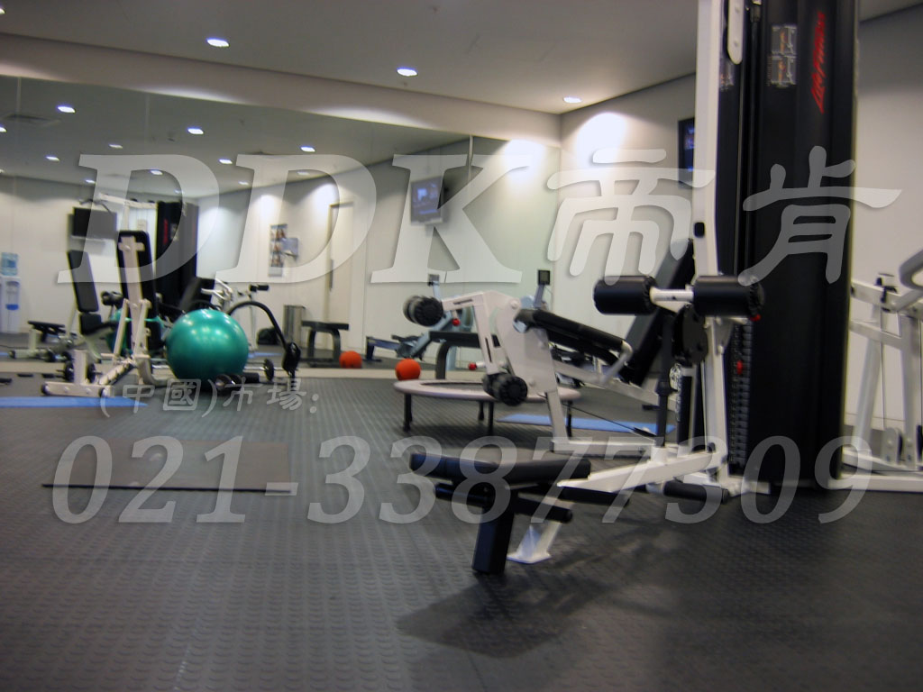室內(nèi)健身房運(yùn)動(dòng)地面材料（16）_深灰色樣板圖片,帝肯(DDK)_2000_3020（健身房地面鋪裝材料）效果圖,健身房pvc塑膠地板,健身房地墊,健身房地板,健身房地板膠,健身房地毯,健身房地膠,健身房橡膠地板,健身房防震地墊,運(yùn)動(dòng)地墊,運(yùn)動(dòng)地板,運(yùn)動(dòng)地膠