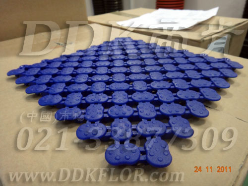 牛津藍(lán)色_橢圓表面_互扣式網(wǎng)孔防滑地膠（1）樣板圖片，帝肯(DDK)_8200（ODL|達(dá)喜）效果圖，工業(yè)用格柵地墊,浴室pvc格柵地板,柵格地墊,排水地墊,pvc防水地墊,塑膠透水地板,衛(wèi)生間地板隔水墊,衛(wèi)生間地墊,衛(wèi)浴防滑墊,衛(wèi)生間防水地墊,衛(wèi)生間防滑地墊,衛(wèi)生間防滑墊,衛(wèi)生間地膠,漏水地墊,漏水地膠,排水防滑墊,排水地板,疏水墊,疏水板,疏水磚,疏水防滑地墊,疏水防滑墊,耐油耐水地墊,漏水防滑墊,疏水地墊,疏水地毯,疏水地席,浴室防滑疏水磚,透水地墊,透水地板膠墊,透水防滑塑膠地墊,防水地墊,防水地毯,防水地膠墊,防水墊,防水防滑墊,防滑隔水墊,隔水地墊,隔水地板,隔水材料,泄水型地板磚,PVC拼接地墊,塑料拼接地板,拼接式防滑墊,拼接式地墊,拼裝地墊,拼裝地膠,防滑拼墊,泳池地膠,泳池防滑地墊,泳池防滑地毯,洗手間地墊,洗手間防滑地毯,洗手間防滑墊,洗浴防滑墊,洗澡間防滑墊,游泳池地墊,游泳池防滑地膠,游泳池防滑墊,游泳館防滑墊,浴池防滑地墊,浴池防滑墊,浴室防滑地墊,浴室防滑地磚,浴室防滑地膠,浴室防滑墊,浴室地墊,浴室地板,浴室地板磚,浴室地毯,浴室地磚,浴室墊,淋浴房防滑墊