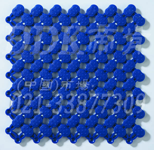 青藍(lán)色_橢圓表面_互扣式網(wǎng)孔防滑地膠（8）樣板圖片，帝肯(DDK)_8200（ODL|達(dá)喜）效果圖，工業(yè)用格柵地墊,浴室pvc格柵地板,柵格地墊,排水地墊,pvc防水地墊,塑膠透水地板,衛(wèi)生間地板隔水墊,衛(wèi)生間地墊,衛(wèi)浴防滑墊,衛(wèi)生間防水地墊,衛(wèi)生間防滑地墊,衛(wèi)生間防滑墊,衛(wèi)生間地膠,漏水地墊,漏水地膠,排水防滑墊,排水地板,疏水墊,疏水板,疏水磚,疏水防滑地墊,疏水防滑墊,耐油耐水地墊,漏水防滑墊,疏水地墊,疏水地毯,疏水地席,浴室防滑疏水磚,透水地墊,透水地板膠墊,透水防滑塑膠地墊,防水地墊,防水地毯,防水地膠墊,防水墊,防水防滑墊,防滑隔水墊,隔水地墊,隔水地板,隔水材料,泄水型地板磚,PVC拼接地墊,塑料拼接地板,拼接式防滑墊,拼接式地墊,拼裝地墊,拼裝地膠,防滑拼墊,泳池地膠,泳池防滑地墊,泳池防滑地毯,洗手間地墊,洗手間防滑地毯,洗手間防滑墊,洗浴防滑墊,洗澡間防滑墊,游泳池地墊,游泳池防滑地膠,游泳池防滑墊,游泳館防滑墊,浴池防滑地墊,浴池防滑墊,浴室防滑地墊,浴室防滑地磚,浴室防滑地膠,浴室防滑墊,浴室地墊,浴室地板,浴室地板磚,浴室地毯,浴室地磚,浴室墊,淋浴房防滑墊