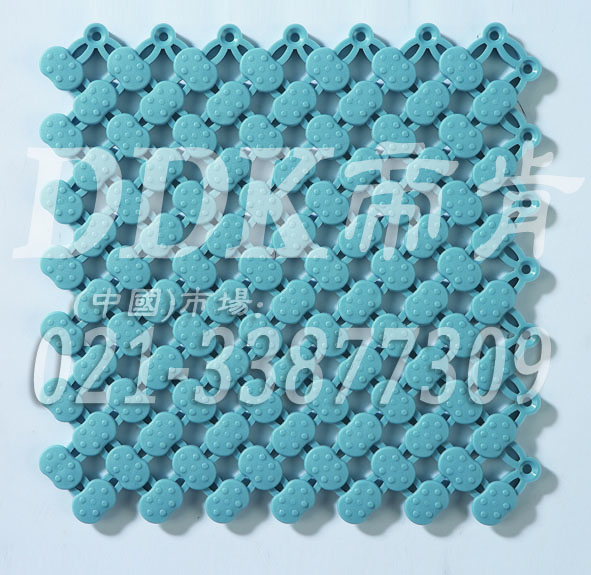 水藍(lán)色_橢圓表面_互扣式網(wǎng)孔防滑地膠（9）樣板圖片，帝肯(DDK)_8200（ODL|達(dá)喜）效果圖，工業(yè)用格柵地墊,浴室pvc格柵地板,柵格地墊,排水地墊,pvc防水地墊,塑膠透水地板,衛(wèi)生間地板隔水墊,衛(wèi)生間地墊,衛(wèi)浴防滑墊,衛(wèi)生間防水地墊,衛(wèi)生間防滑地墊,衛(wèi)生間防滑墊,衛(wèi)生間地膠,漏水地墊,漏水地膠,排水防滑墊,排水地板,疏水墊,疏水板,疏水磚,疏水防滑地墊,疏水防滑墊,耐油耐水地墊,漏水防滑墊,疏水地墊,疏水地毯,疏水地席,浴室防滑疏水磚,透水地墊,透水地板膠墊,透水防滑塑膠地墊,防水地墊,防水地毯,防水地膠墊,防水墊,防水防滑墊,防滑隔水墊,隔水地墊,隔水地板,隔水材料,泄水型地板磚,PVC拼接地墊,塑料拼接地板,拼接式防滑墊,拼接式地墊,拼裝地墊,拼裝地膠,防滑拼墊,泳池地膠,泳池防滑地墊,泳池防滑地毯,洗手間地墊,洗手間防滑地毯,洗手間防滑墊,洗浴防滑墊,洗澡間防滑墊,游泳池地墊,游泳池防滑地膠,游泳池防滑墊,游泳館防滑墊,浴池防滑地墊,浴池防滑墊,浴室防滑地墊,浴室防滑地磚,浴室防滑地膠,浴室防滑墊,浴室地墊,浴室地板,浴室地板磚,浴室地毯,浴室地磚,浴室墊,淋浴房防滑墊