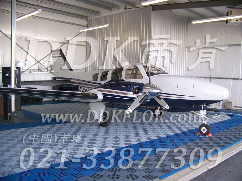 私人飛機(jī)停機(jī)坪做法(2)_藍(lán)色加灰色私人飛機(jī)庫停機(jī)地面地板樣板圖片,帝肯(DDK)_8100_2267(私人飛機(jī)庫地面地板材料做法)效果圖 私人飛機(jī)停機(jī)坪做法(2)_藍(lán)色加灰色私人飛機(jī)庫停機(jī)地面地板樣板圖片,帝肯(DDK)_8100_2267(私人飛機(jī)庫地面地板材料做法)效果圖,私人飛機(jī)停機(jī)坪,機(jī)場地面設(shè)備,飛機(jī)場地板,飛機(jī)地面設(shè)備,航空地面設(shè)備