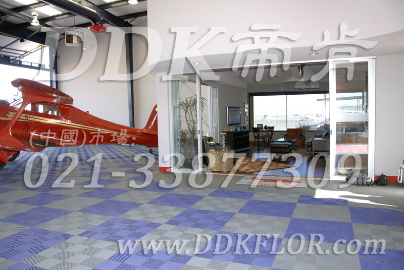 私人飛機(jī)停機(jī)坪做法(5)_藍(lán)色加灰色私人飛機(jī)庫停機(jī)地面地板樣板圖片,帝肯(DDK)_8100_2267(私人飛機(jī)庫地面地板材料做法)效果圖 私人飛機(jī)停機(jī)坪做法(5)_藍(lán)色加灰色私人飛機(jī)庫停機(jī)地面地板樣板圖片,帝肯(DDK)_8100_2267(私人飛機(jī)庫地面地板材料做法)效果圖,私人飛機(jī)停機(jī)坪,機(jī)場地面設(shè)備,飛機(jī)場地板,飛機(jī)地面設(shè)備,航空地面設(shè)備
