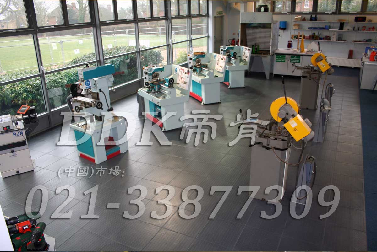 快裝型廠房地面地板_灰色鋪設(shè)示例樣板圖片,帝肯(DDK)_2000_8979(廠房地面做法圖集)效果圖 快裝型廠房地面地板_灰色鋪設(shè)示例樣板圖片,帝肯(DDK)_2000_8979(廠房地面做法圖集)效果圖,廠房地板材料,廠房地膠,廠房塑膠地板,廠房防滑地膠,工廠地板,工廠用塑料地板,工廠塑膠地板,工廠車間地板革