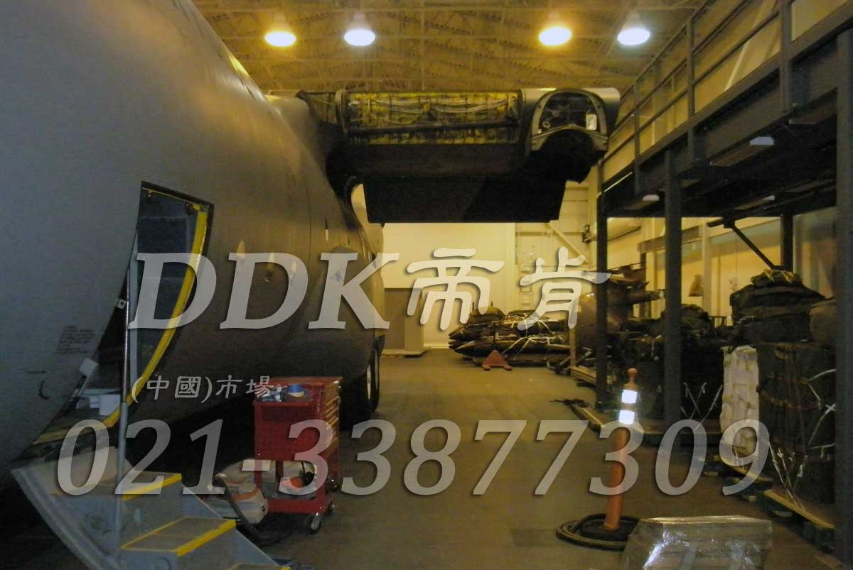 灰色_飛機(jī)檢修庫地面專用地板鋪設(shè)樣板圖片,帝肯(DDK)_2000_8979(廠房地面做法圖集)效果圖 灰色_飛機(jī)檢修庫地面專用地板鋪設(shè)樣板圖片,帝肯(DDK)_2000_8979(廠房地面做法圖集)效果圖,廠房地板材料,廠房地膠,廠房塑膠地板,廠房防滑地膠,工廠地板,工廠用塑料地板,工廠塑膠地板,工廠車間地板革